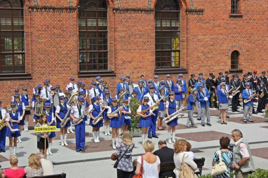 na placu przed kościołem