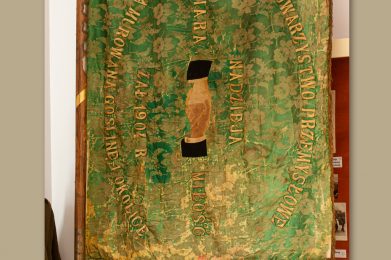 SZTANDAR TOWARZYSTWA PRZEMYSŁOWEGO W MUROWANEJ GOŚLINIE Z ROKU 1929