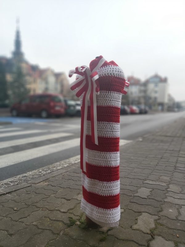 Hydrant udekorowany wełnianym ubrankiem