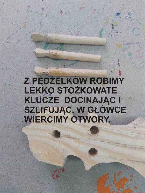 Wycięta główka z otworami i trzy kołeczki drewniane