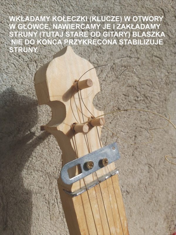 Struny nawinięte na kołeczki w główce instrumentu