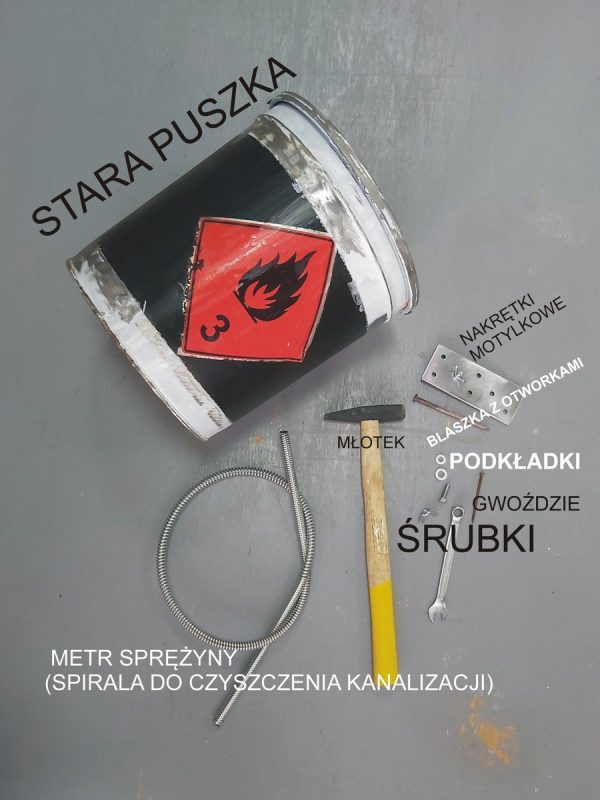 Stara puszka, młotek, śrubki, gwoździe na stole