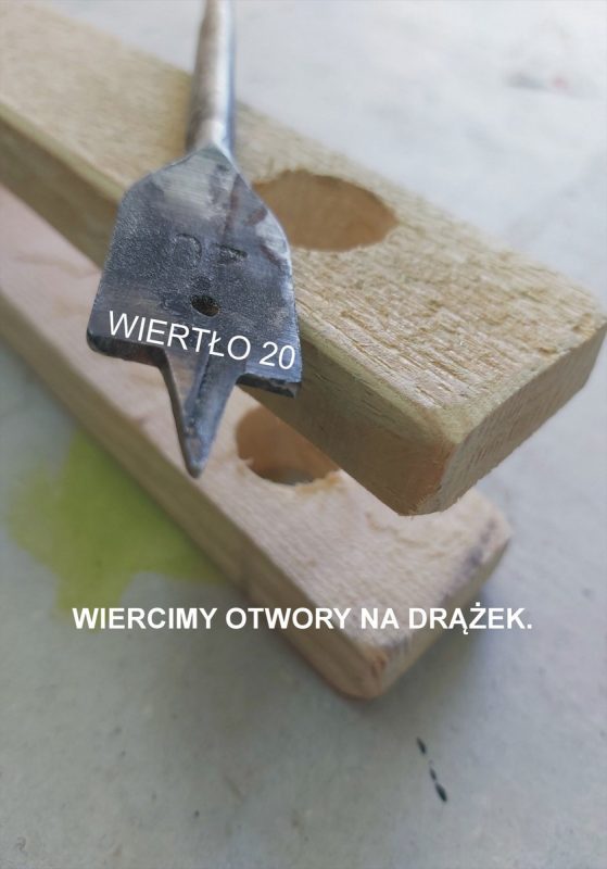 Wiertło piórowe na kawałku drewna z otworami