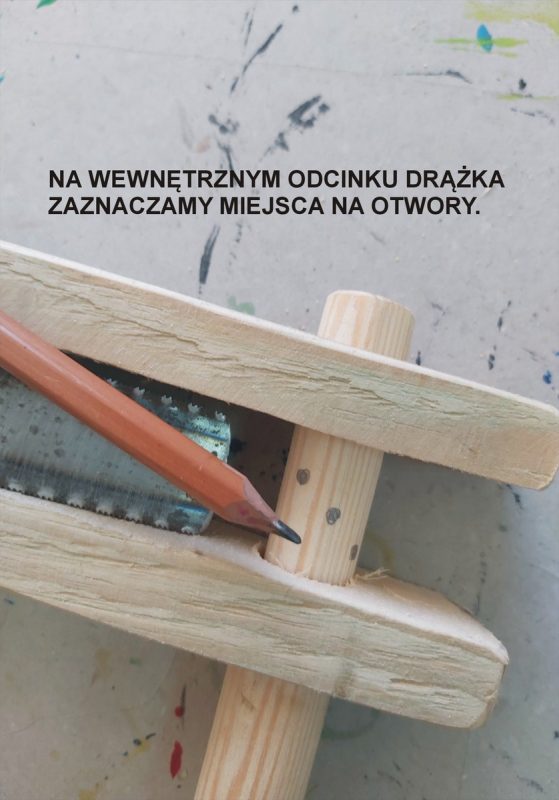 Ołówek zaznacza na drewnie kropki