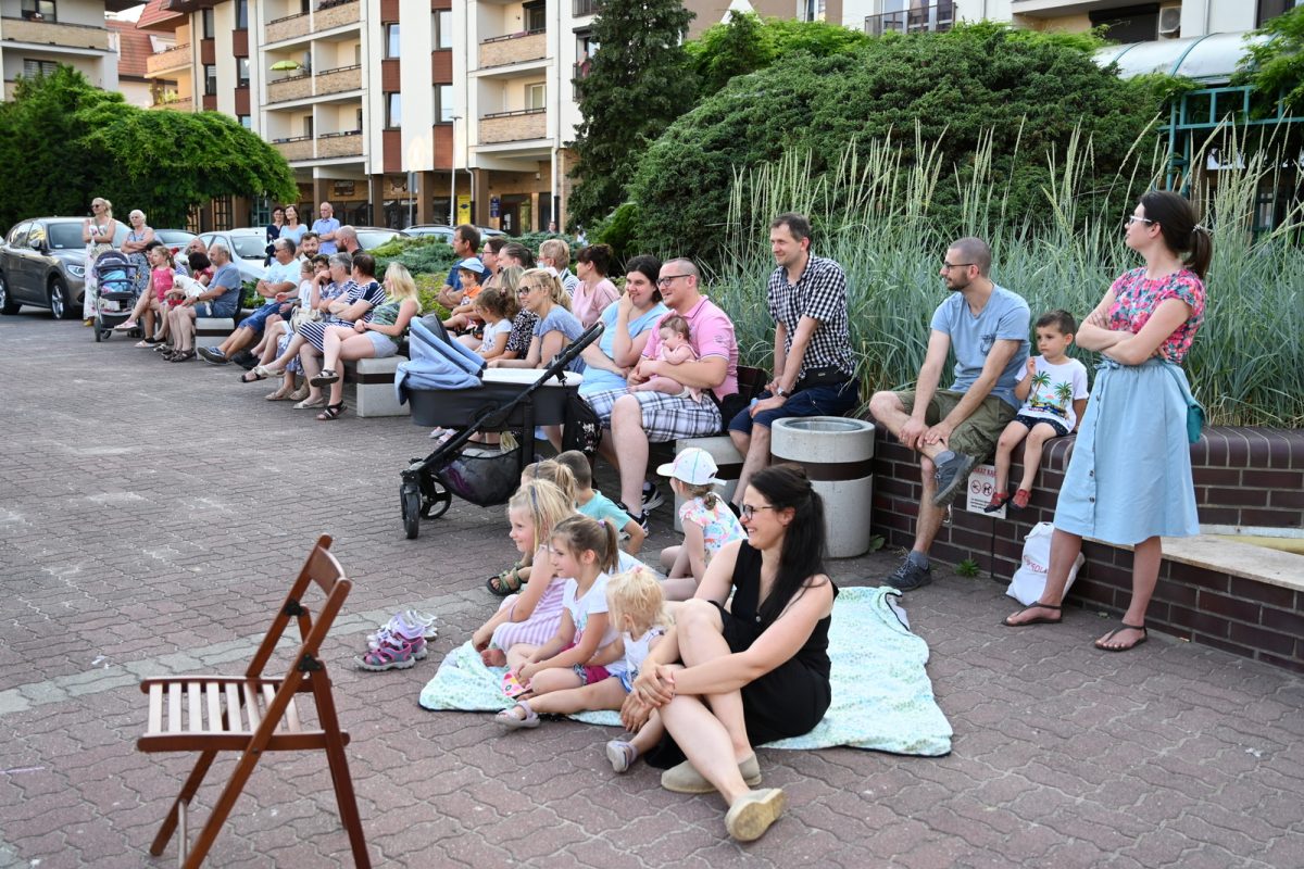 Publiczność spektaklu zgromadzona na placu