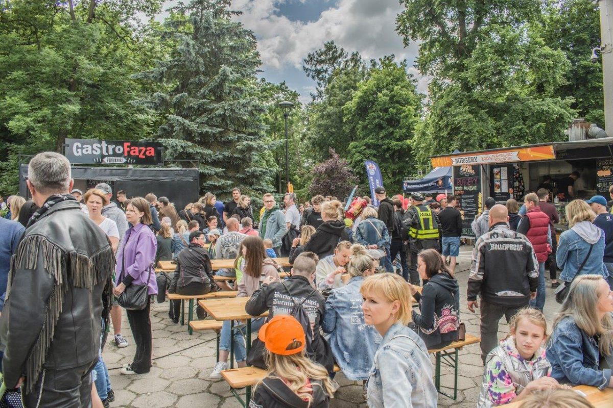 tłumy mieszkańców przy food truckach