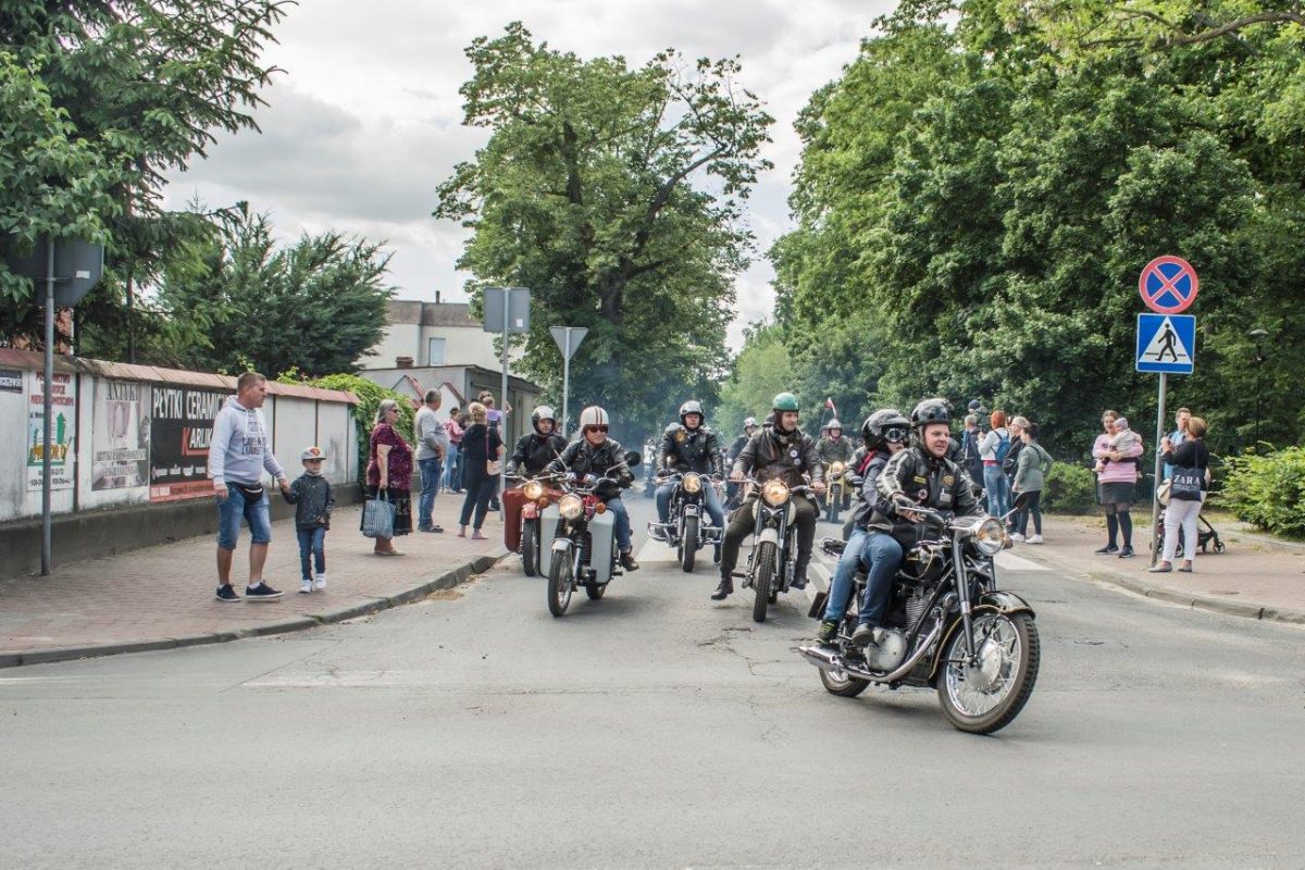 motocykliści na ulicach miasta