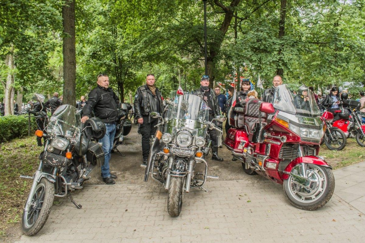 motocykliści przy motocyklach