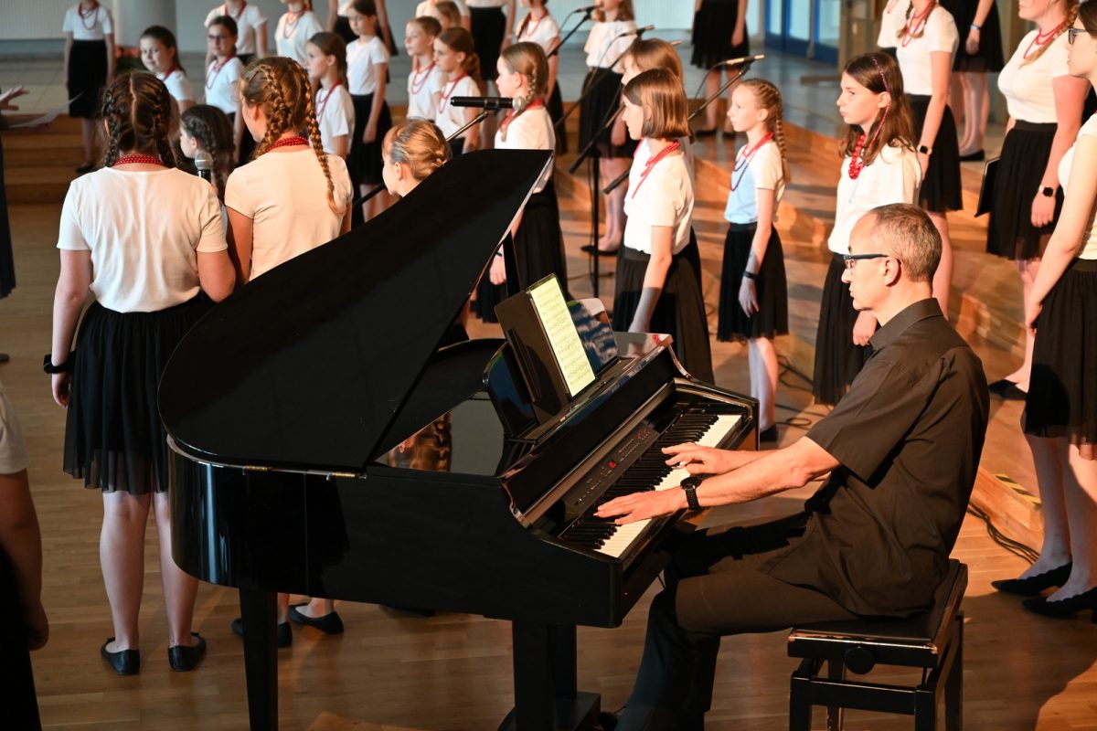 Pianista gra na fortepianie