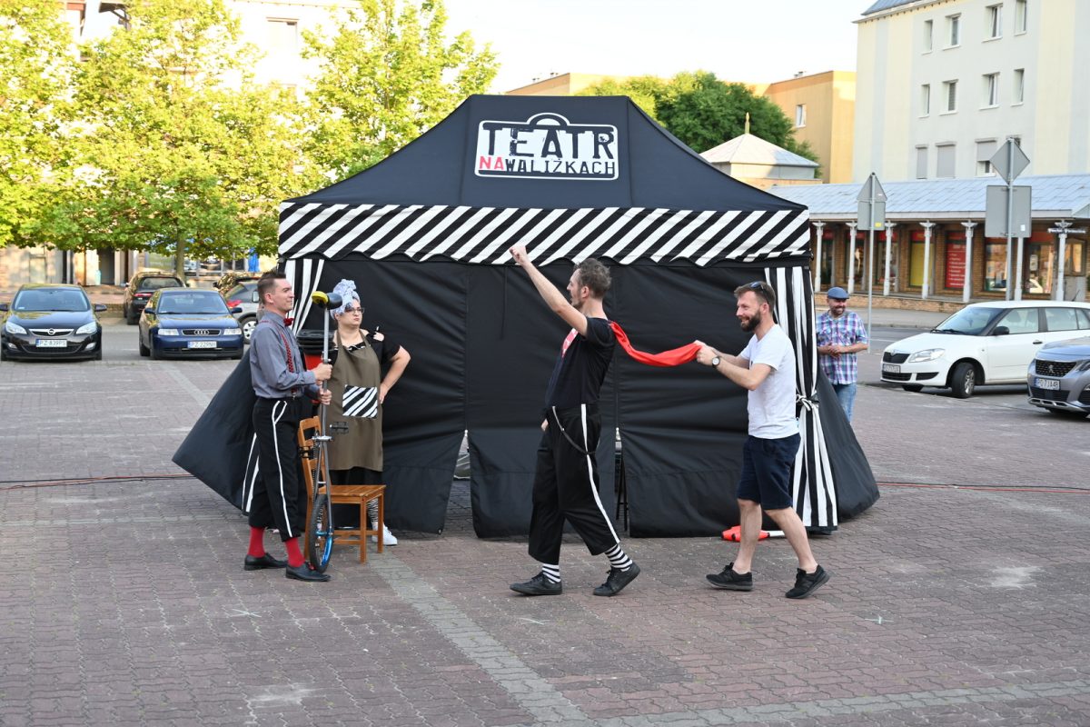 Scenka teatralna przy namiocie teatralnym na placu