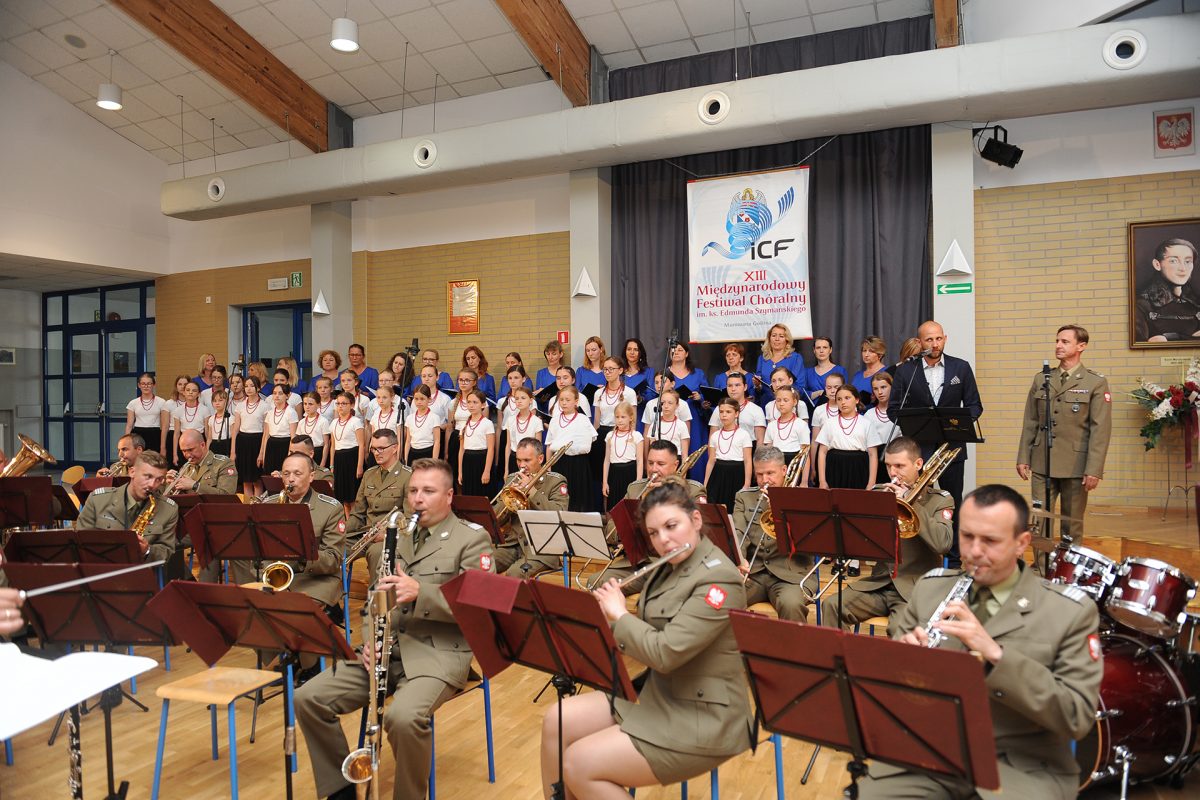 Orkiestra wojskowa w mundurach