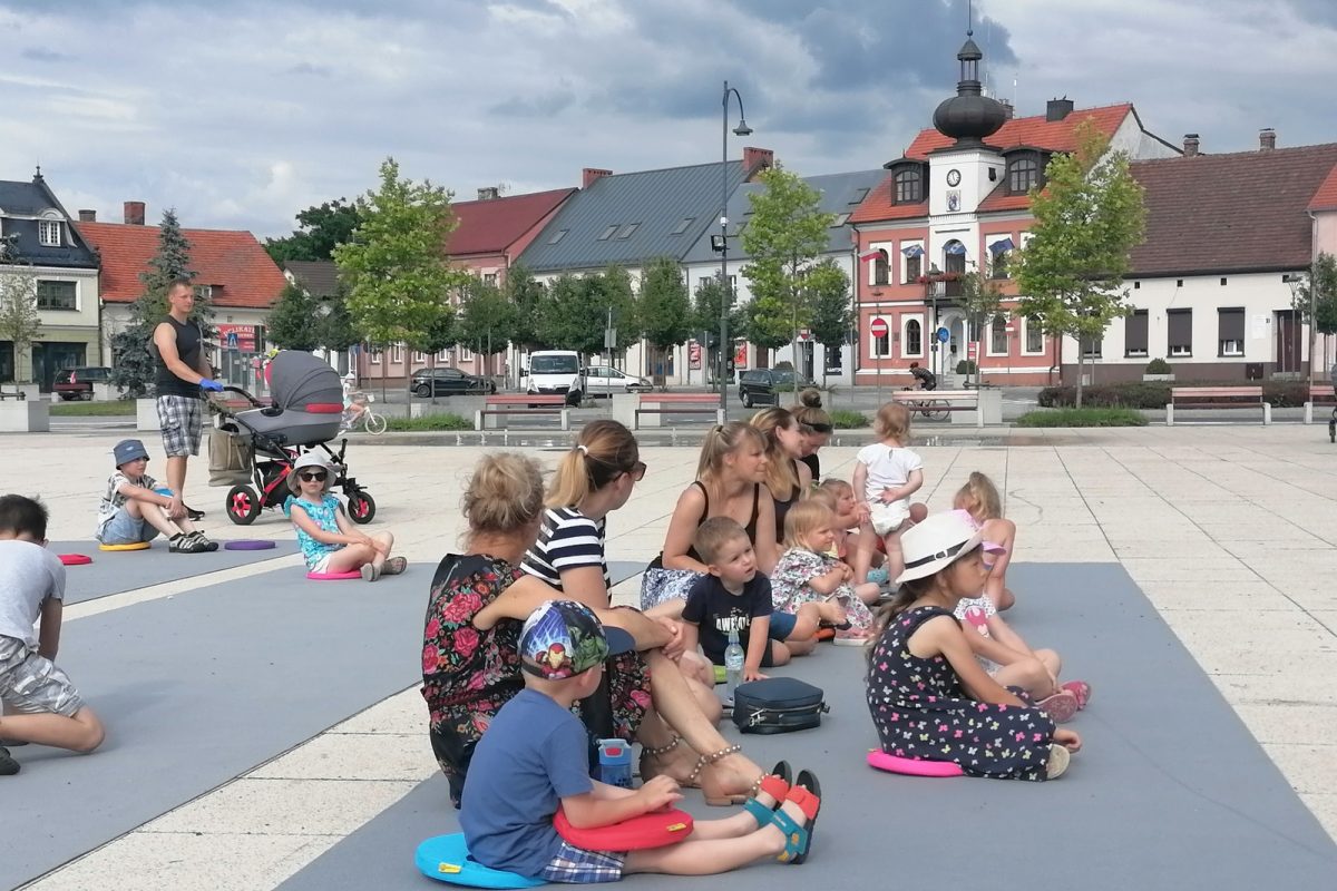 Publiczność siedząca na placu