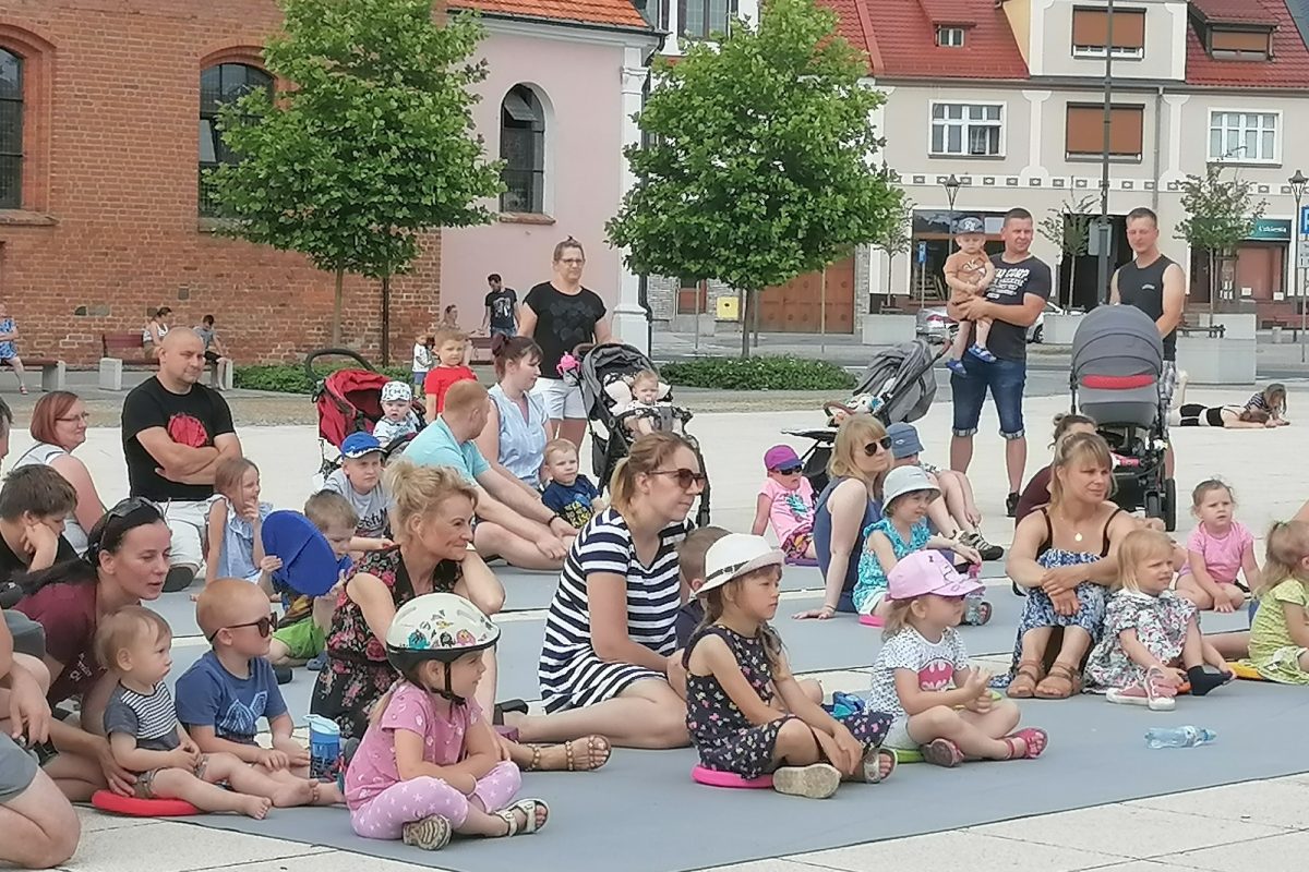 Publiczność siedząca na placu