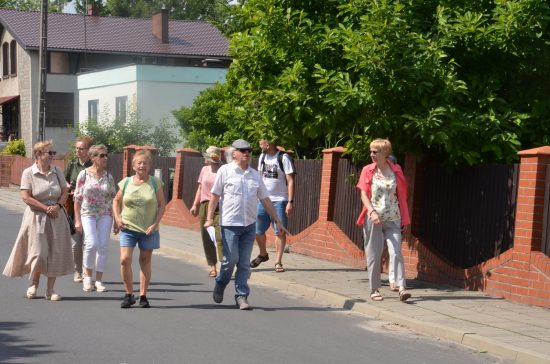 Grupa osób idzie po ulicy