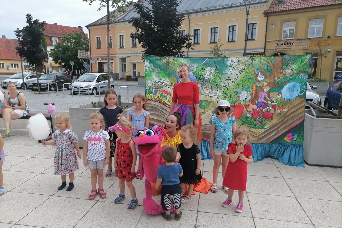 Dzieci pozują do wspólnego zdjęcia z zabawnym pluszowym ludzikiem