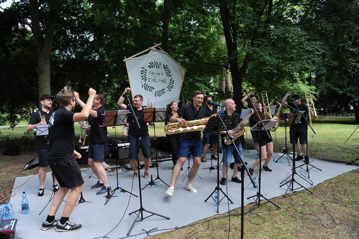 Zespół tańczy trzymając instrumenty