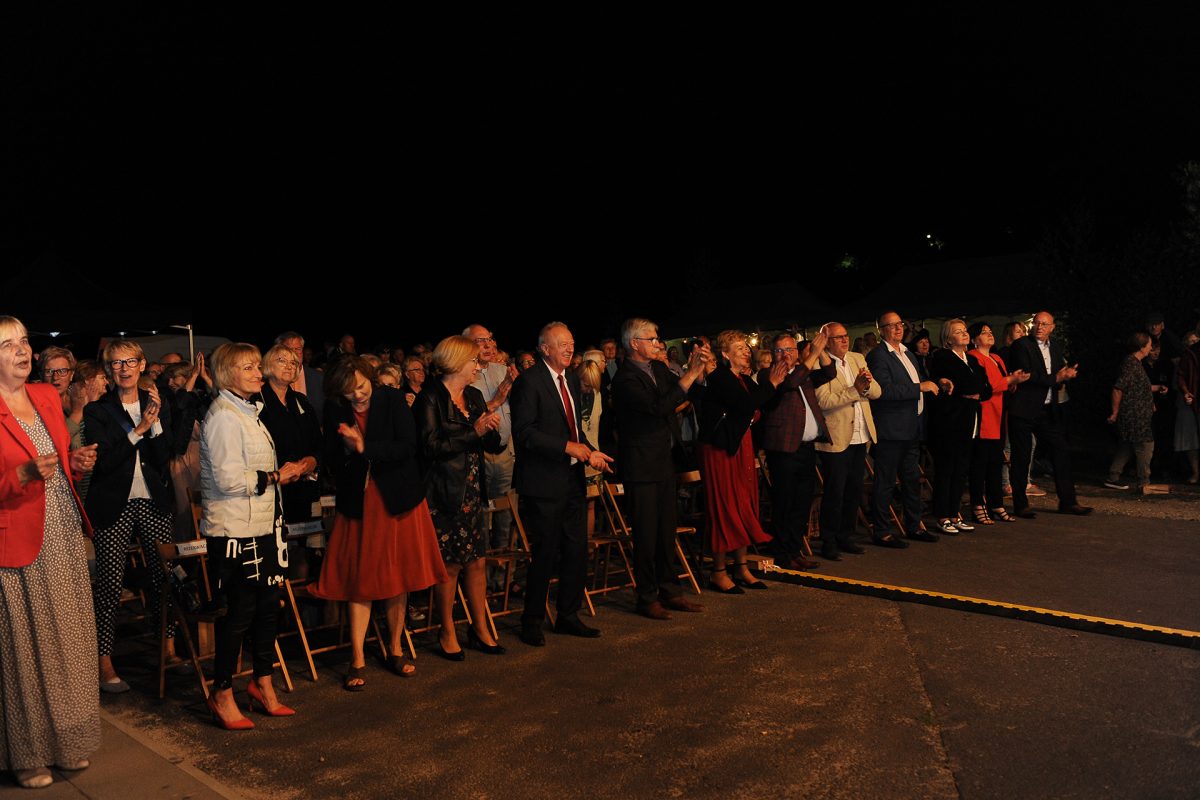 Publiczność festiwalowa na stojąco