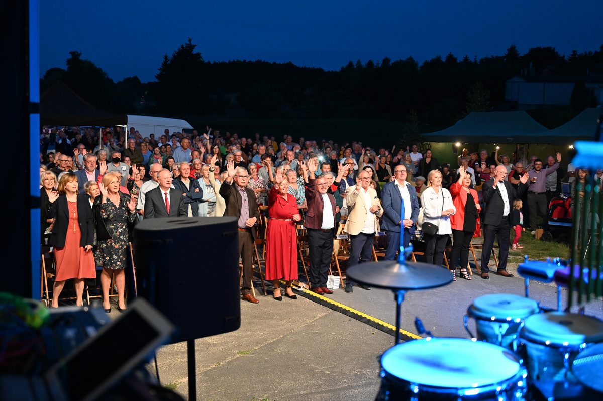 Publiczność festiwalowa na stojąco