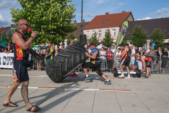 Strongman dźwiga oponę.