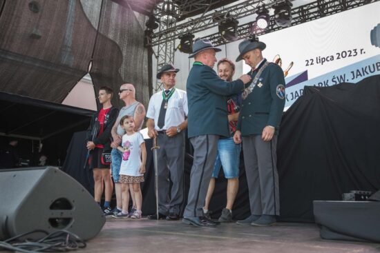 Dekorowanie braci kurkowych na scenie.