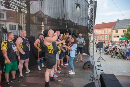 Wręczenie pucharów strongmanom  na scenie.