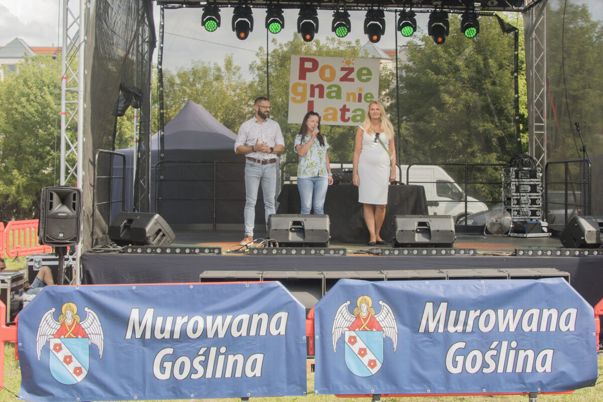 Burmistrz gminy, dyrektorem ośrodka kultury i osoba prowadząca imprezę na scenie.