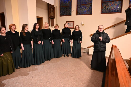 Chórzystki i ksiądz proboszcz. Przywitanie uczestników koncertu