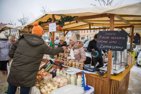 Sprzedawca przy stoisku mówiąca do mikrofonu