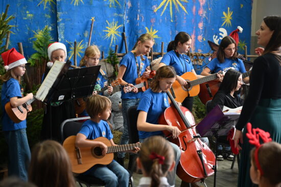 Orkiestra, gitary, ukulele, wiolonczela