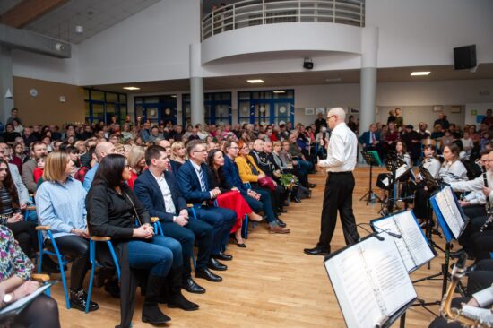 Kapelmistrz mówiący do publiczności