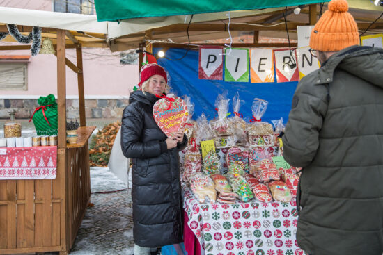 Sprzedawca trzymająca piernika