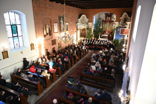 Widok wnętrza kościoła z góry.