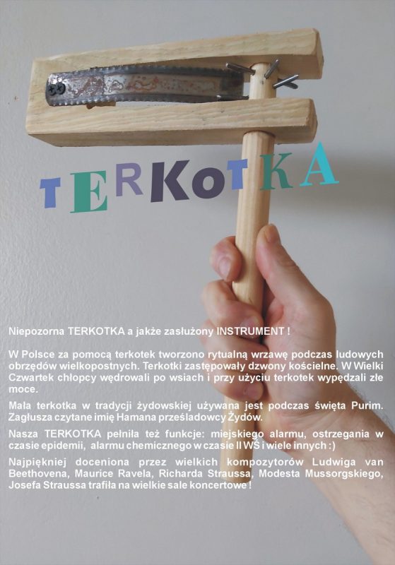 Dłoń trzyma instrument terkotkę