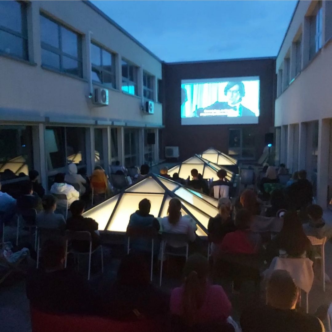 screenshot_20220718-122542_instagram Widzowie przed ekranem w kinie letnim