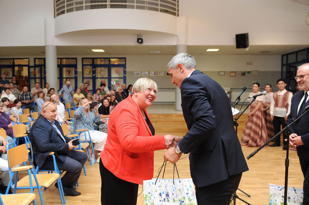 15 Przedstawiciel Powiatu Poznańskiego wręcza upominki dyrektorce festiwalu