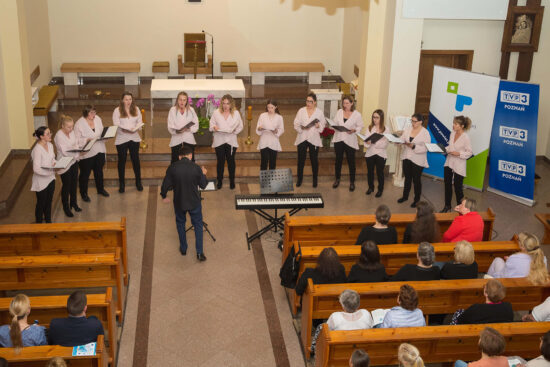 Chór Kameralny Vivace z Pamiątkowa, w ławach kościelnych publiczność.