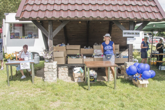 Pani stojąca przy loterii szantowej