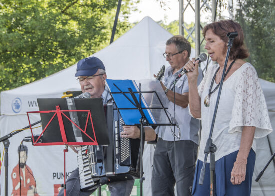 Uczestnicy przeglądu występują na scenie