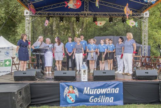 Uczestnicy przeglądu występują na scenie