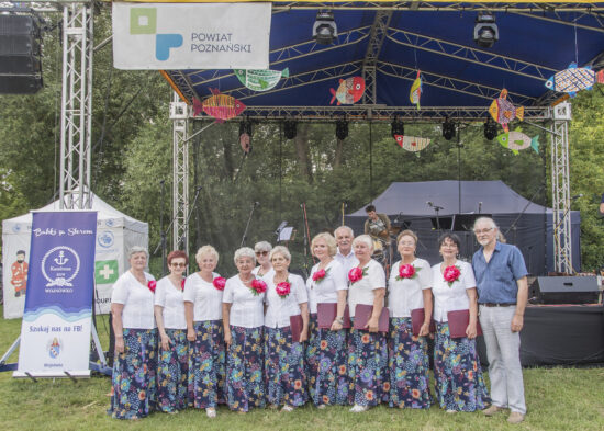 Uczestnicy Powiatowego Przeglądu Piosenki Szantowej przed sceną