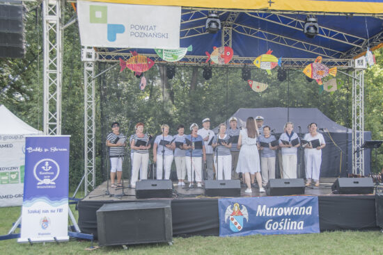 Uczestnicy przeglądu występują na scenie