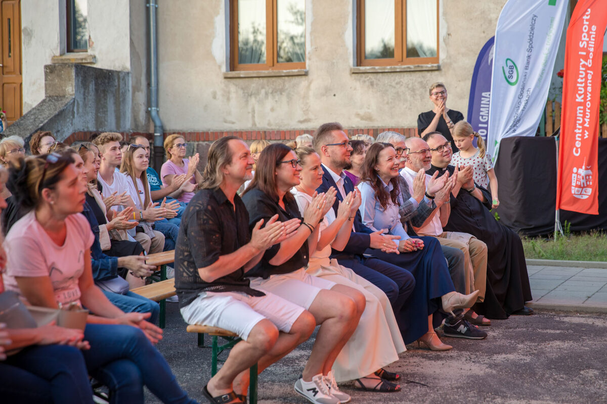 Publiczność festiwalowa klaszcze.