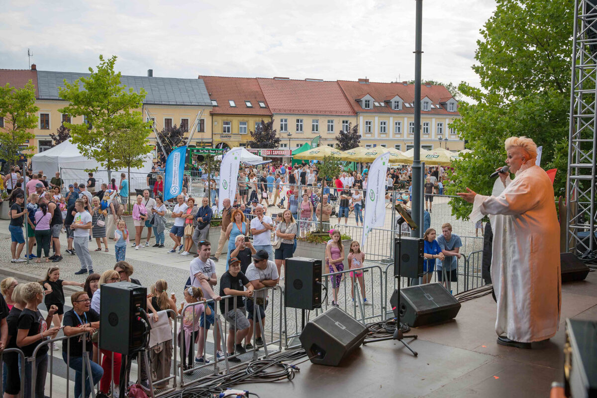 Urszula Parzęczewska na scenie, przed sceną publiczność.