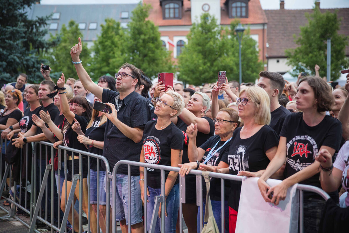 Publiczność w pierwszych rzędach.