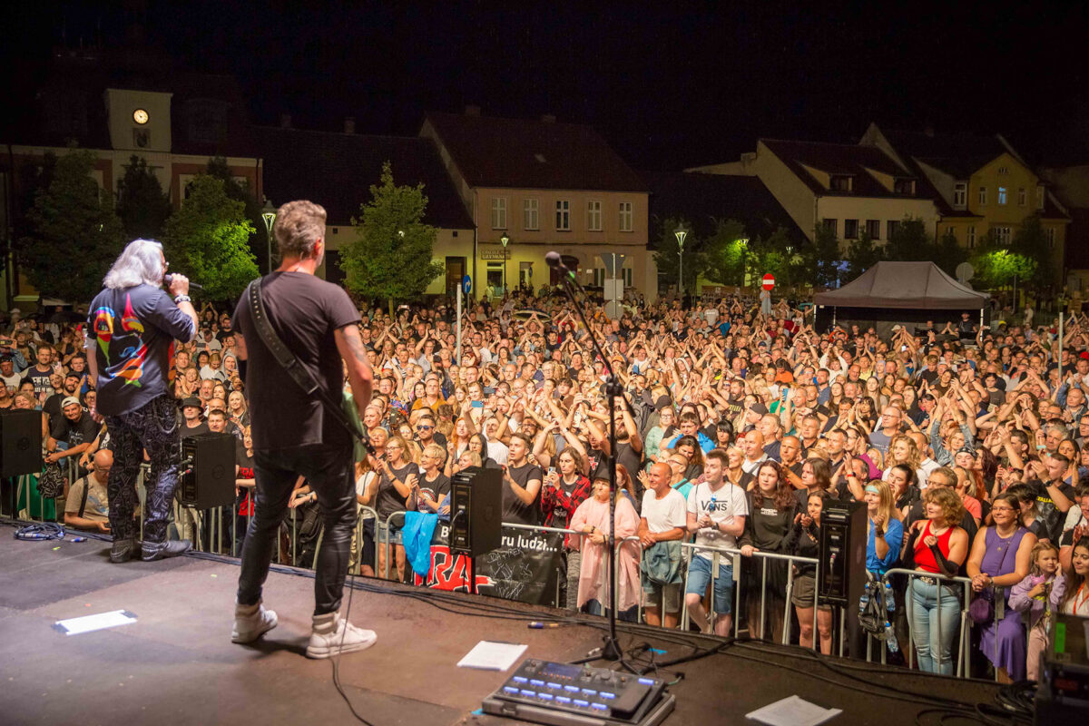 Zespół IRA na scenie, w tle publiczność.