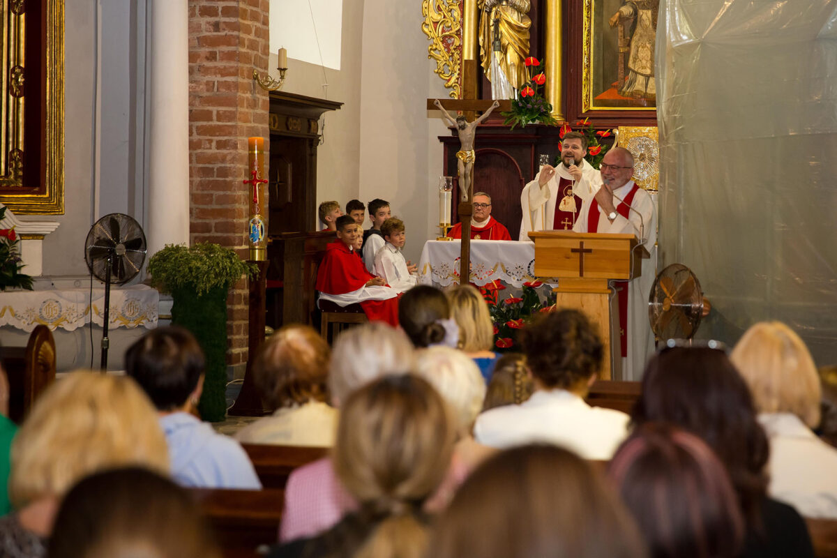 Msza św. odpustowa, ołtarz, księża.