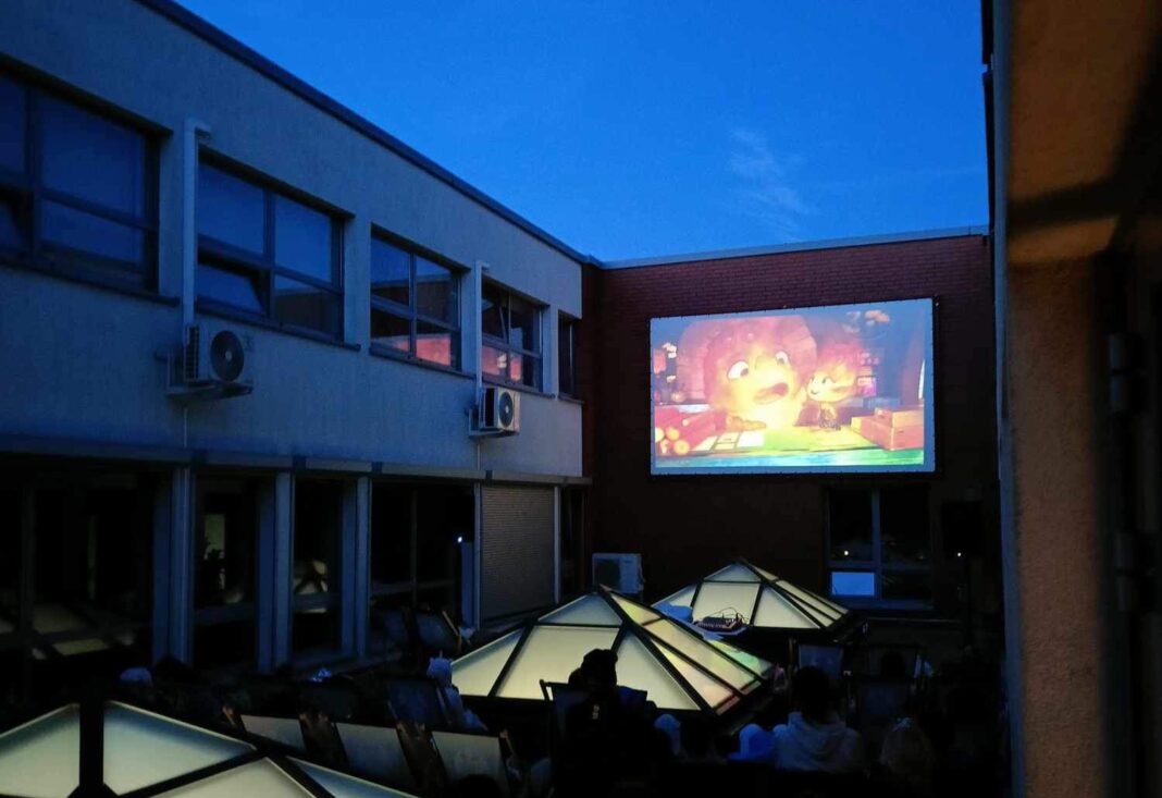 widzowie podczas seansu, w tle wyświetlany film na ekranie