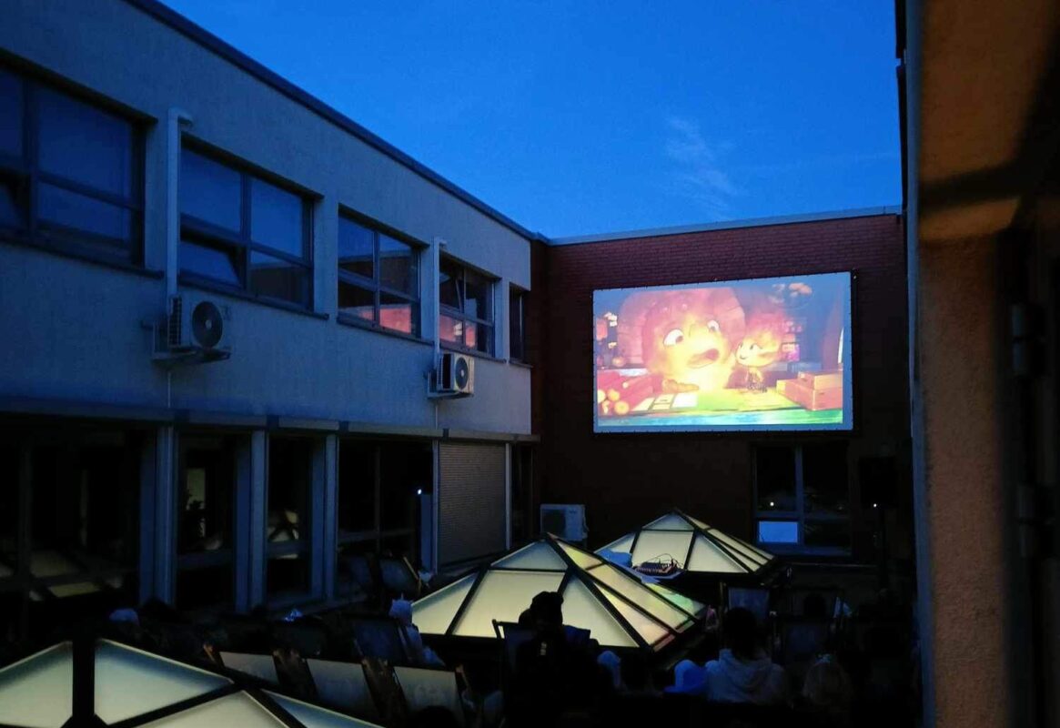 widzowie podczas seansu, w tle wyświetlany film na ekranie