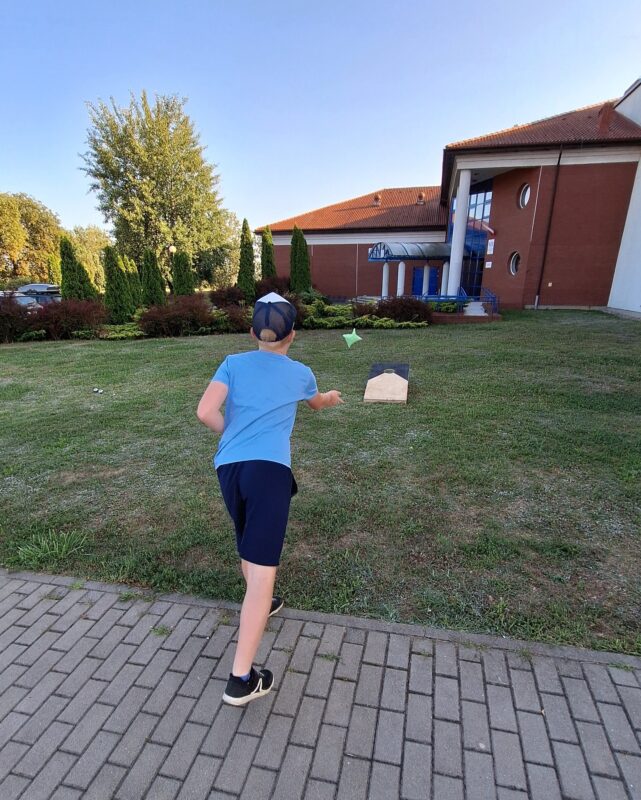 rzut do celu podczas gry w cornhole