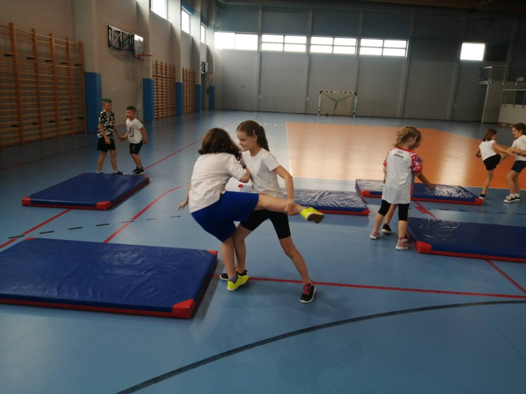 rzut na matę podczas zajęć ze sportów walki